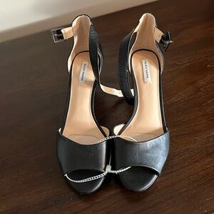 Women black leather Alex Marie dress shoe. BNWOT. Size 6 Leather upper Very nice